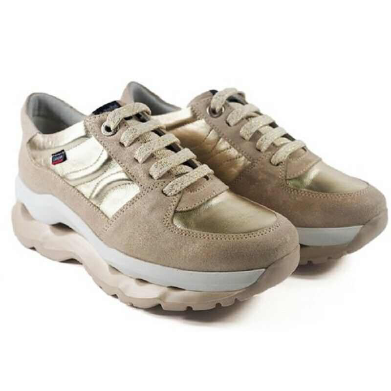 Callaghan sneakers donna colore champagne. L’innovativo design delle suole, dalla doppia densità, ricrea le onde del mare dotandole di una grande capacità di assorbimento all'impatto durante la camminata, restituendo energia e apportando massima stabilità.