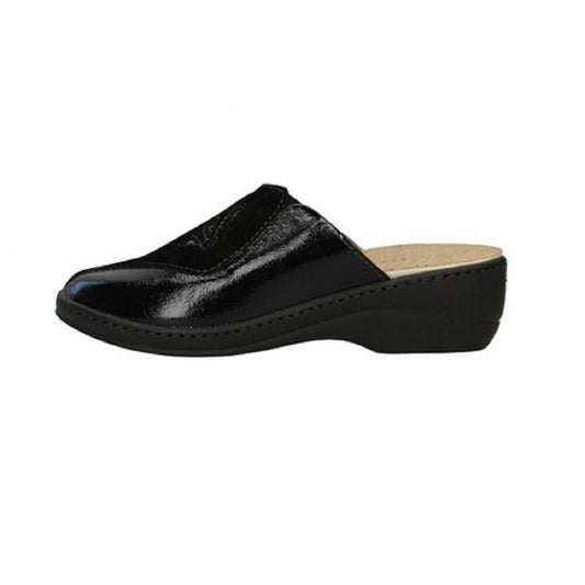 Cinzia Soft- pantofola da donna nera scamosciata e pelle nera lucida, senza chiusura. Il tacco ideato in un'altezza di 5 cm